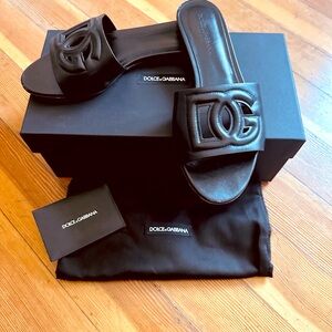 Dolce&Gabbana Black Leather Slides with DG logo